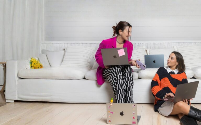 Maru y Mili trabajando en el sillón con sus laptops